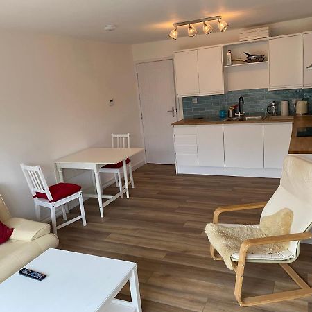 Adorable One-Bedroom Flat With Patio Garden. Southwick  Esterno foto