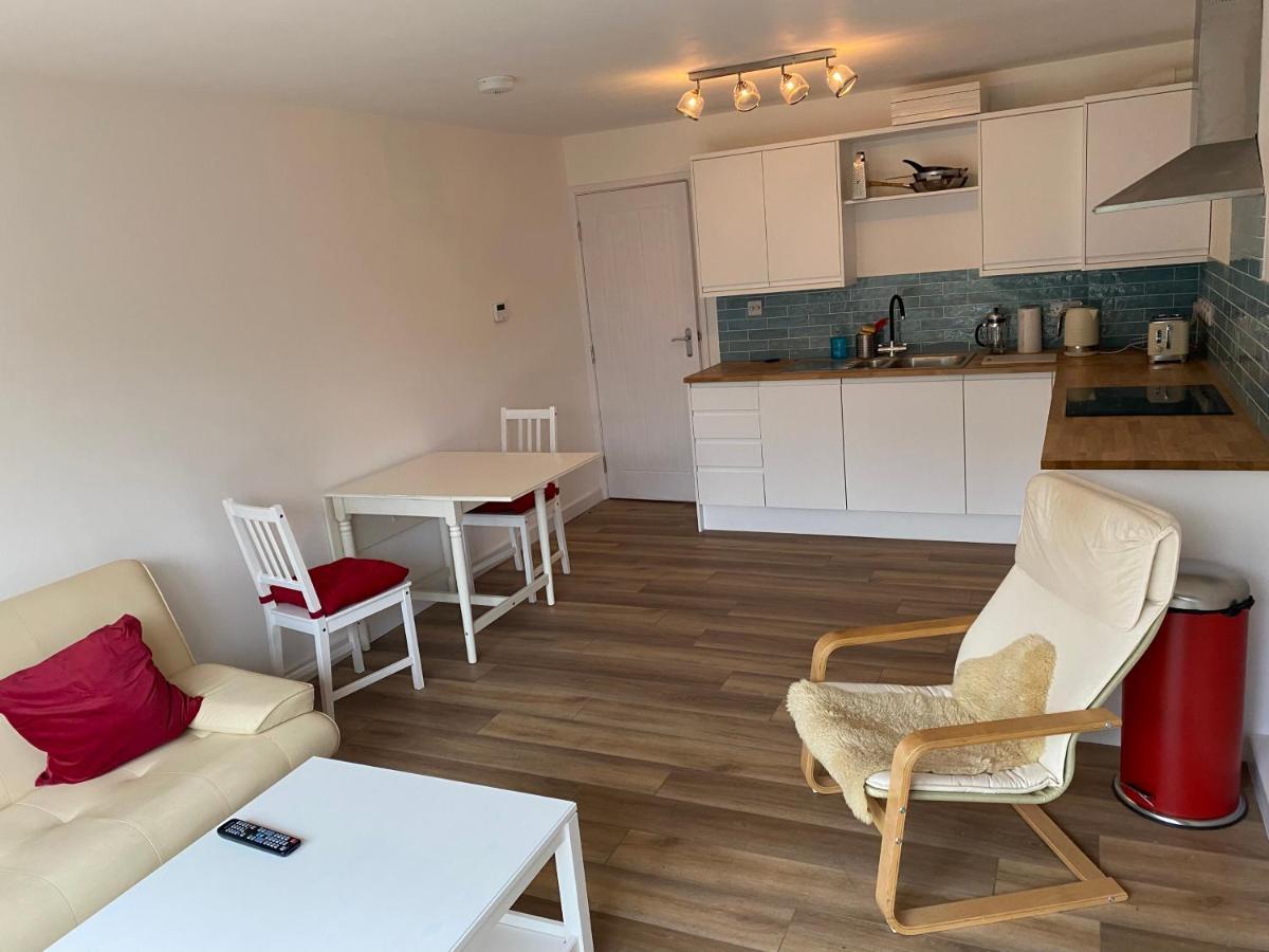 Adorable One-Bedroom Flat With Patio Garden. Southwick  Esterno foto