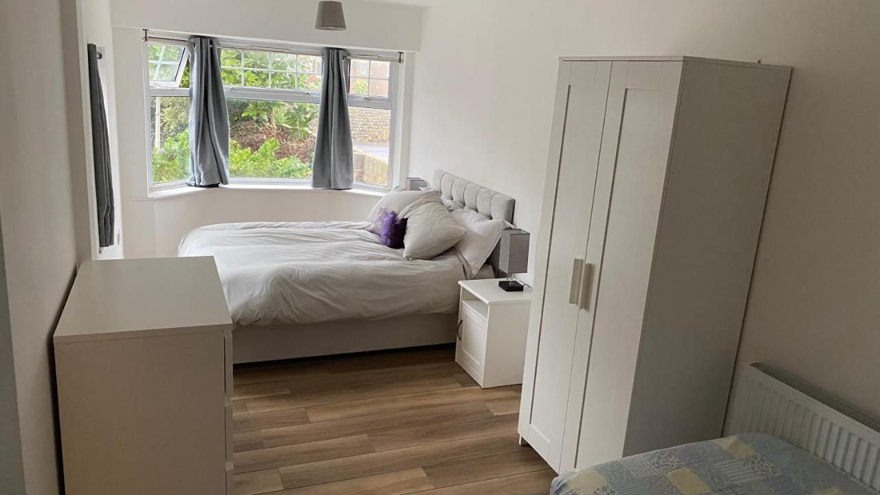 Adorable One-Bedroom Flat With Patio Garden. Southwick  Esterno foto