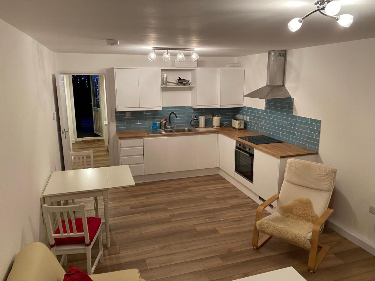Adorable One-Bedroom Flat With Patio Garden. Southwick  Esterno foto