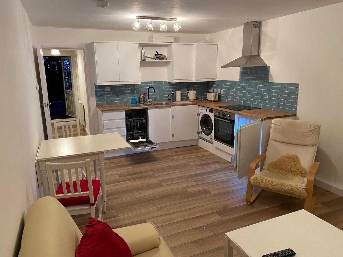 Adorable One-Bedroom Flat With Patio Garden. Southwick  Esterno foto