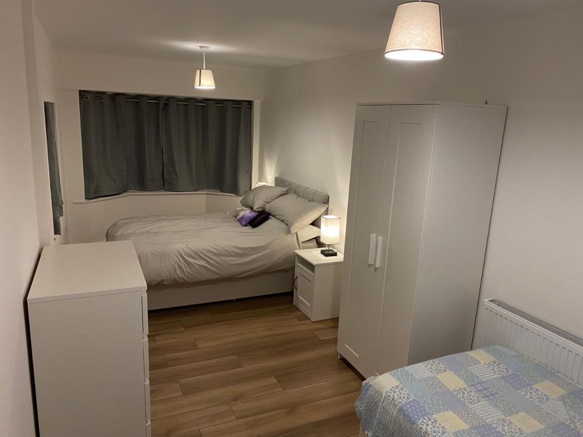 Adorable One-Bedroom Flat With Patio Garden. Southwick  Esterno foto