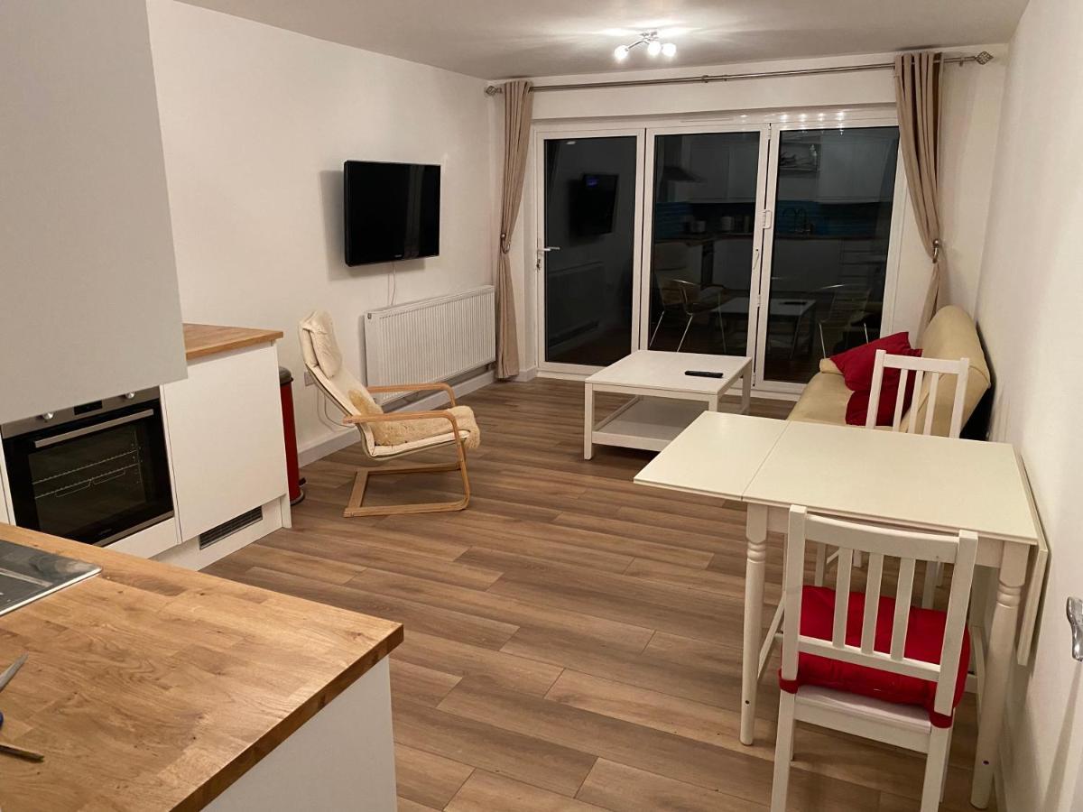Adorable One-Bedroom Flat With Patio Garden. Southwick  Esterno foto
