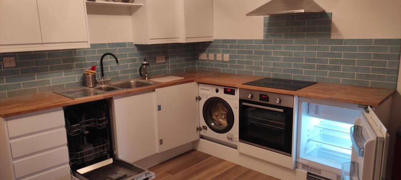 Adorable One-Bedroom Flat With Patio Garden. Southwick  Esterno foto