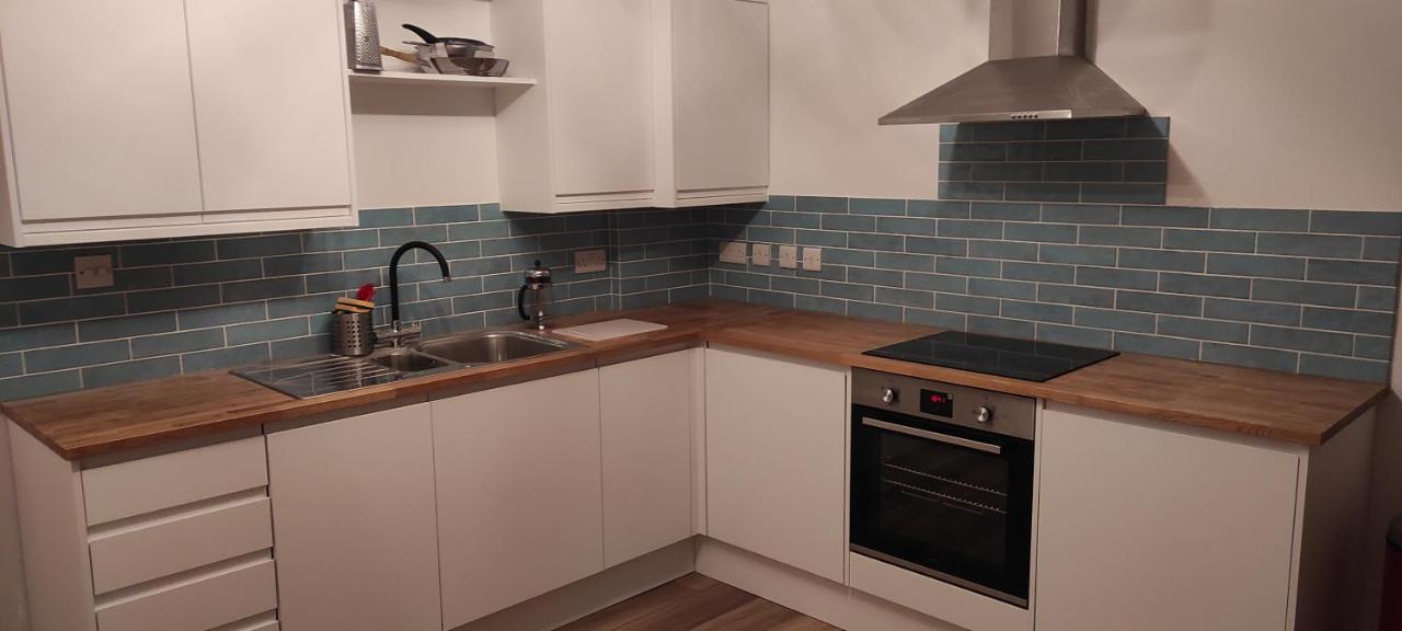 Adorable One-Bedroom Flat With Patio Garden. Southwick  Esterno foto
