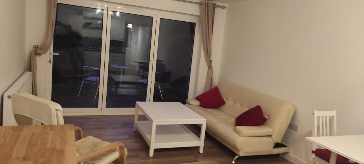 Adorable One-Bedroom Flat With Patio Garden. Southwick  Esterno foto