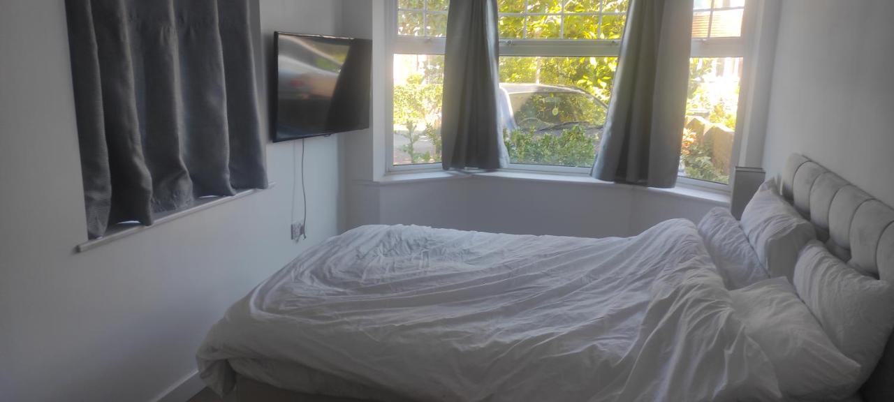 Adorable One-Bedroom Flat With Patio Garden. Southwick  Esterno foto