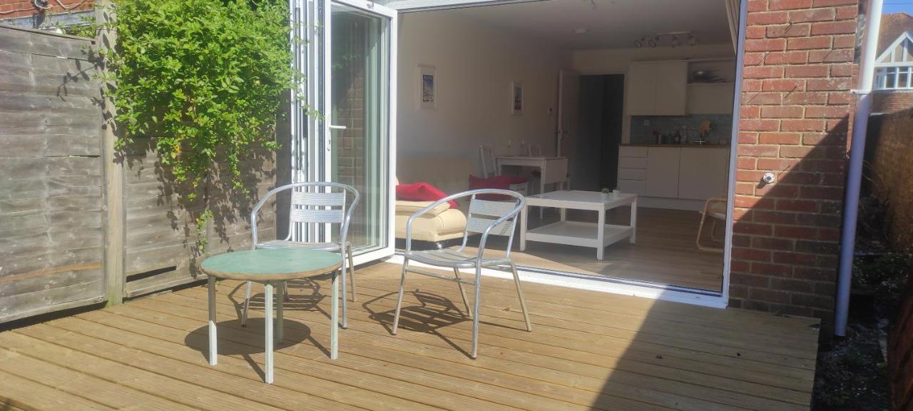 Adorable One-Bedroom Flat With Patio Garden. Southwick  Esterno foto